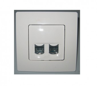 664774 priza dubla RJ 45 cu rama UTP , priza de date dubla UTP , Legrand Niloe , culoare alba